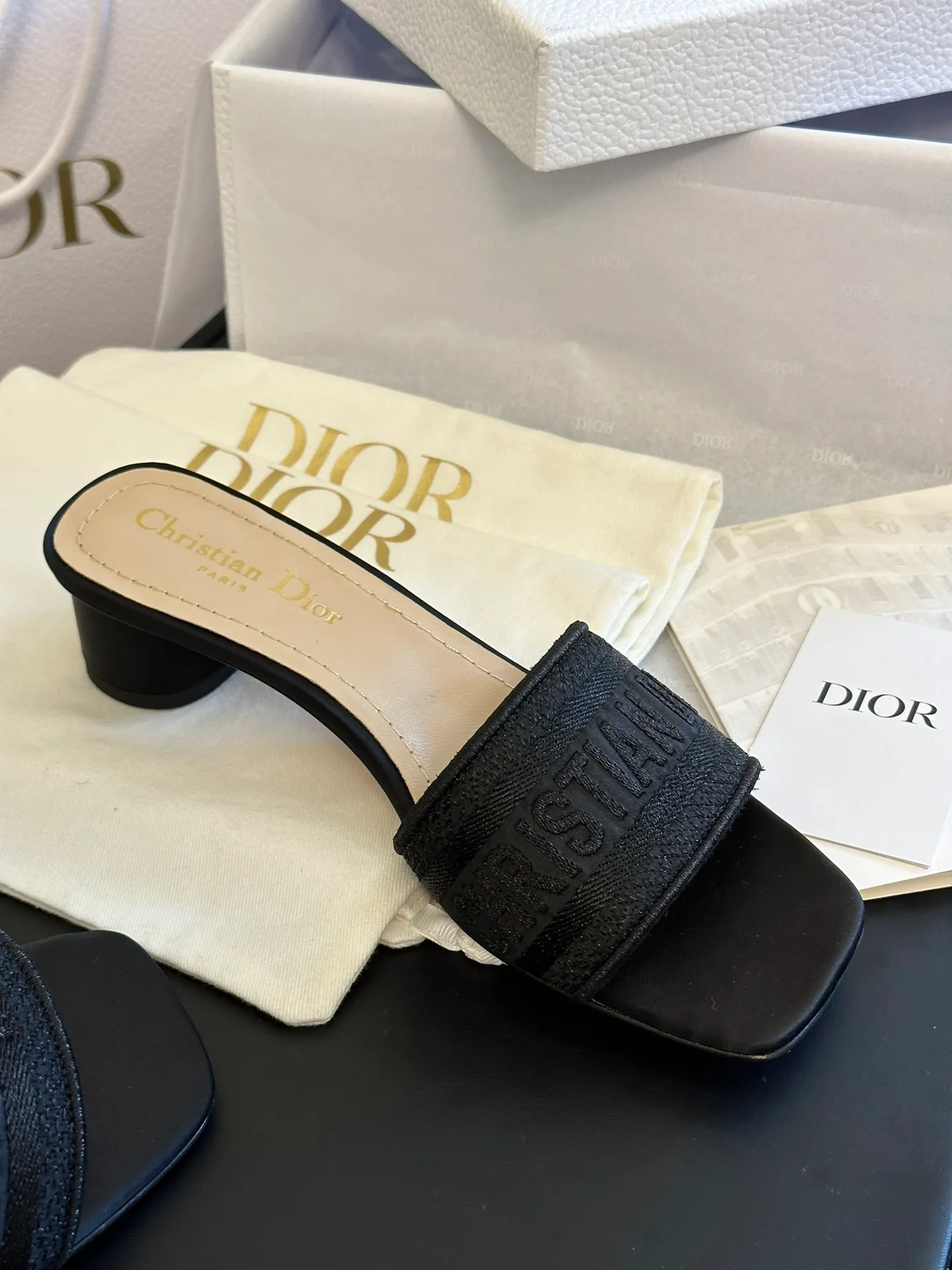👟👟Ex-factory price 440👟👟 Women's shoes Women's clothing Dior • Dior 2025 DWAY spring and summer new one-word embroidered slippers version CD letter logo three-dimensional embroidered cylindrical heel sandals Square toe thick heel jelly color open-toe slippers Upper: Original consistent high-temperature water-soluble cotton electro-embroidered technical silk fabric Lining: Water-dyed sheepskin lining Outsole: Italian genuine leather outsole Heel height: 3.5CM Code number: 35-40